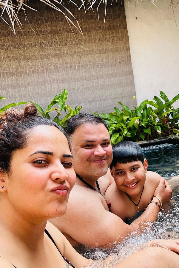 Anchor Anasuya latest Swimming pool Pics with Family Photos - Sakshi6