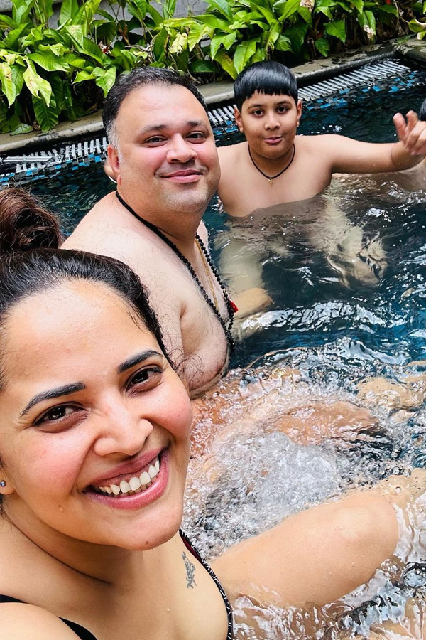 Anchor Anasuya latest Swimming pool Pics with Family Photos - Sakshi7