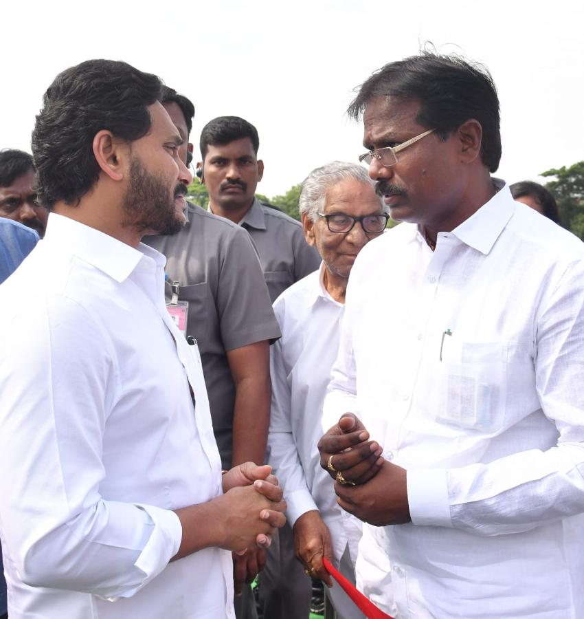 AP CM YS Jagan Console To YSRCP MLA Maddali Giridhar Family Photo Gallery - Sakshi4