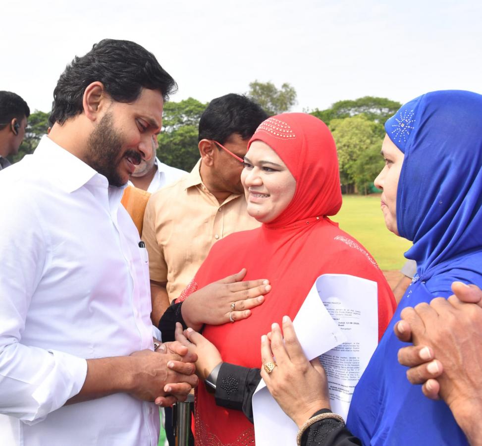 AP CM YS Jagan Console To YSRCP MLA Maddali Giridhar Family Photo Gallery - Sakshi8