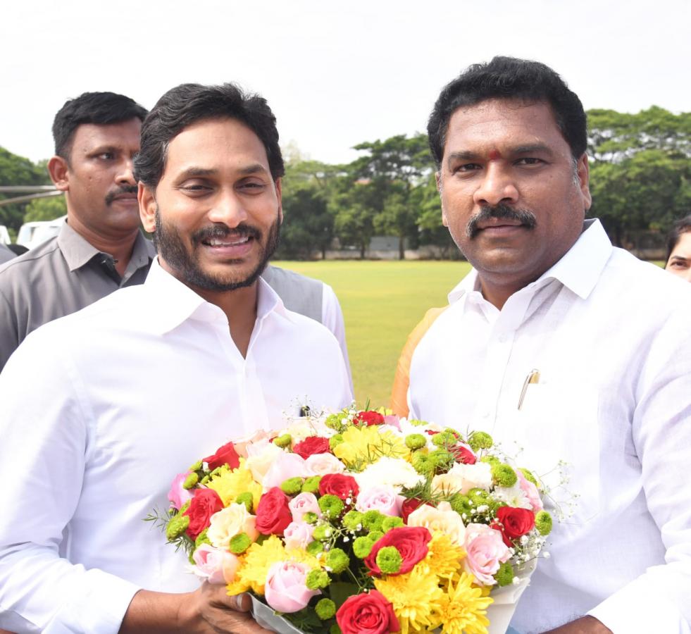 AP CM YS Jagan Console To YSRCP MLA Maddali Giridhar Family Photo Gallery - Sakshi14