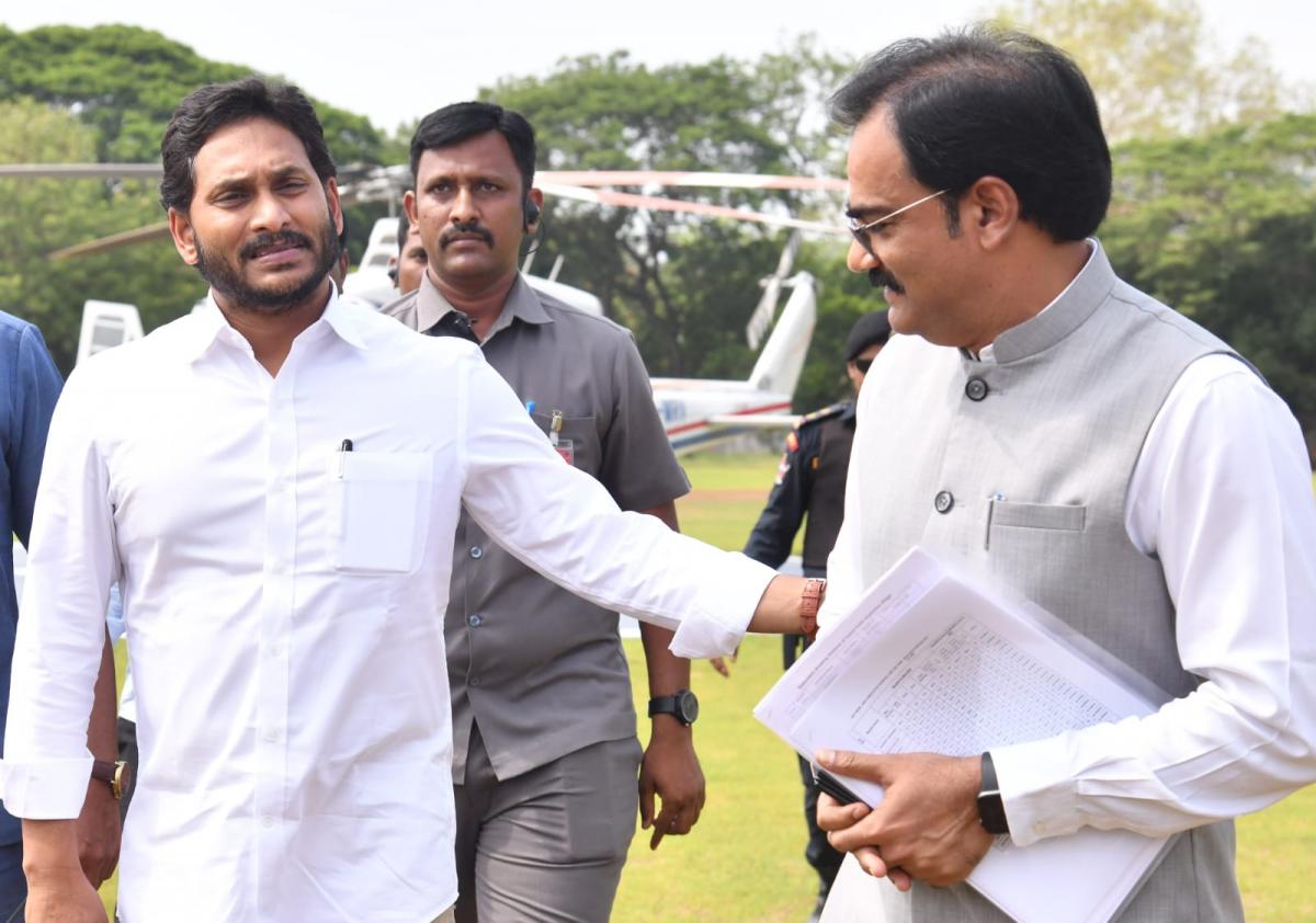 AP CM YS Jagan Console To YSRCP MLA Maddali Giridhar Family Photo Gallery - Sakshi15