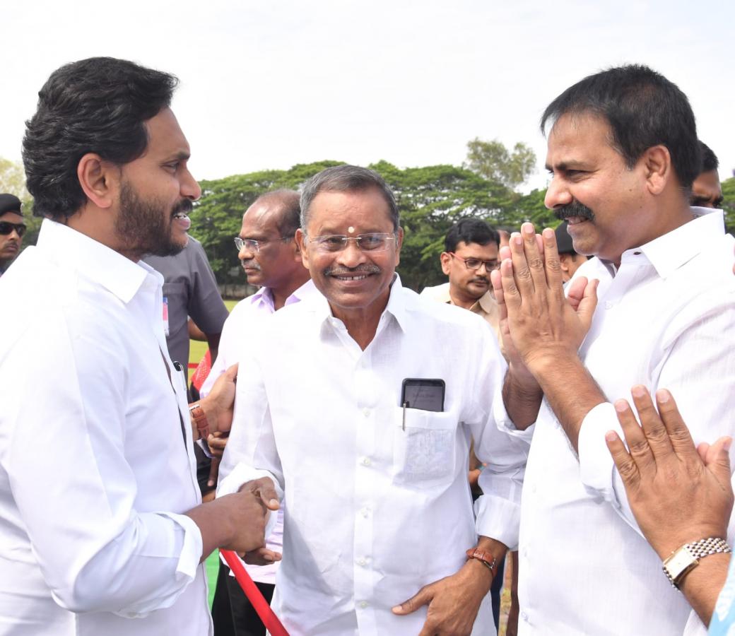 AP CM YS Jagan Console To YSRCP MLA Maddali Giridhar Family Photo Gallery - Sakshi18