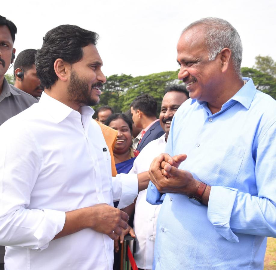 AP CM YS Jagan Console To YSRCP MLA Maddali Giridhar Family Photo Gallery - Sakshi21