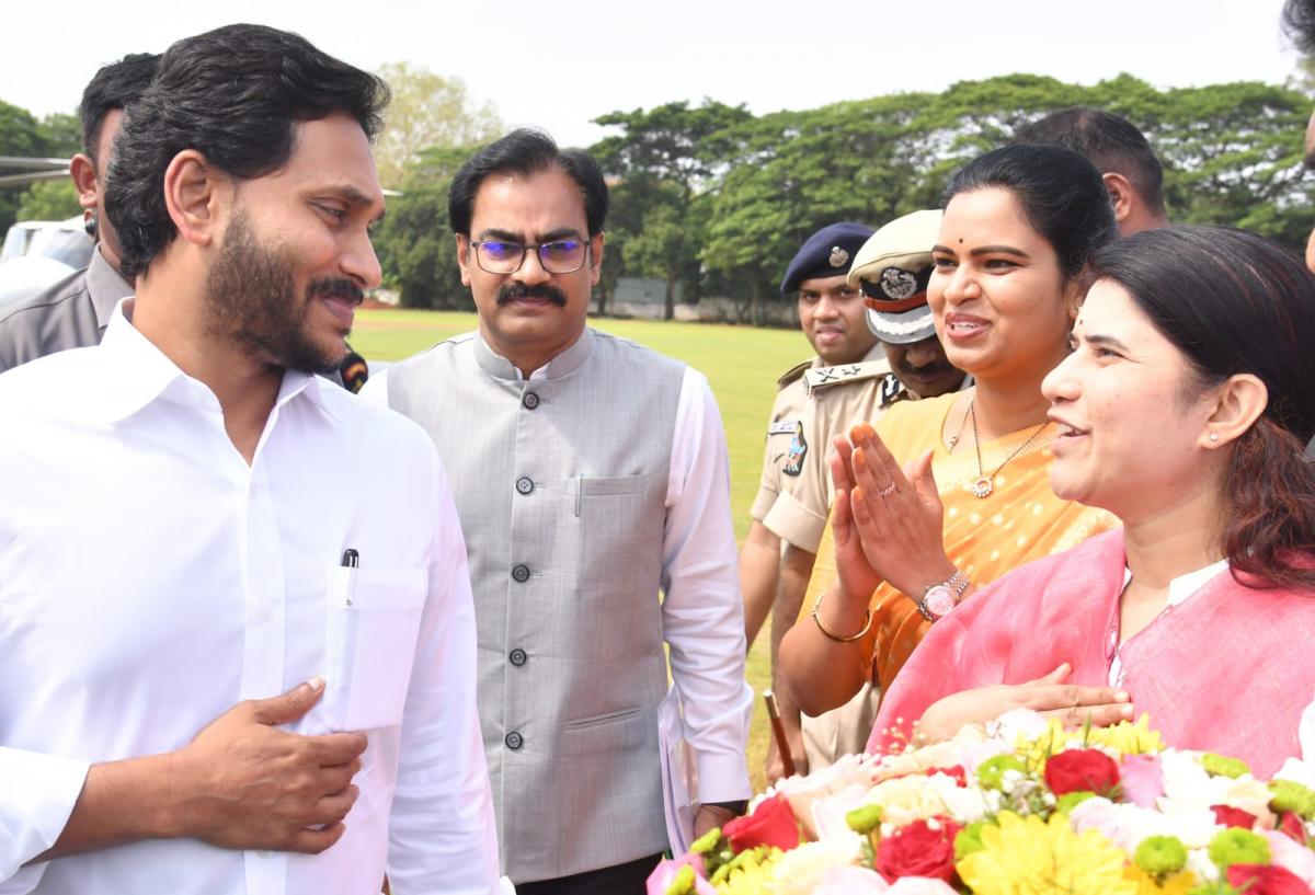 AP CM YS Jagan Console To YSRCP MLA Maddali Giridhar Family Photo Gallery - Sakshi22