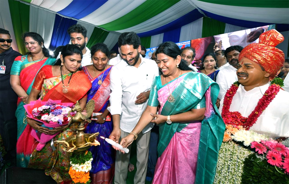 CM YS Jagan East Godavari Kovvur Tour Photos - Sakshi7