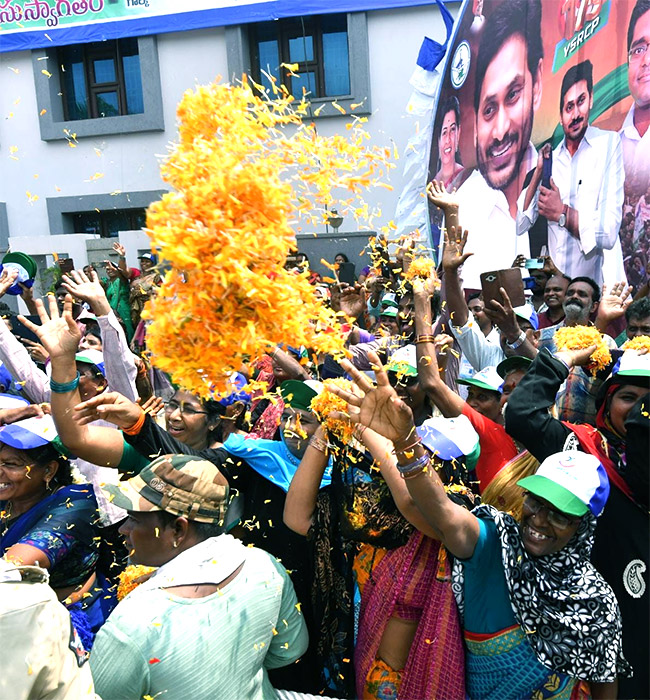 CM YS Jagan East Godavari Kovvur Tour Photos - Sakshi8