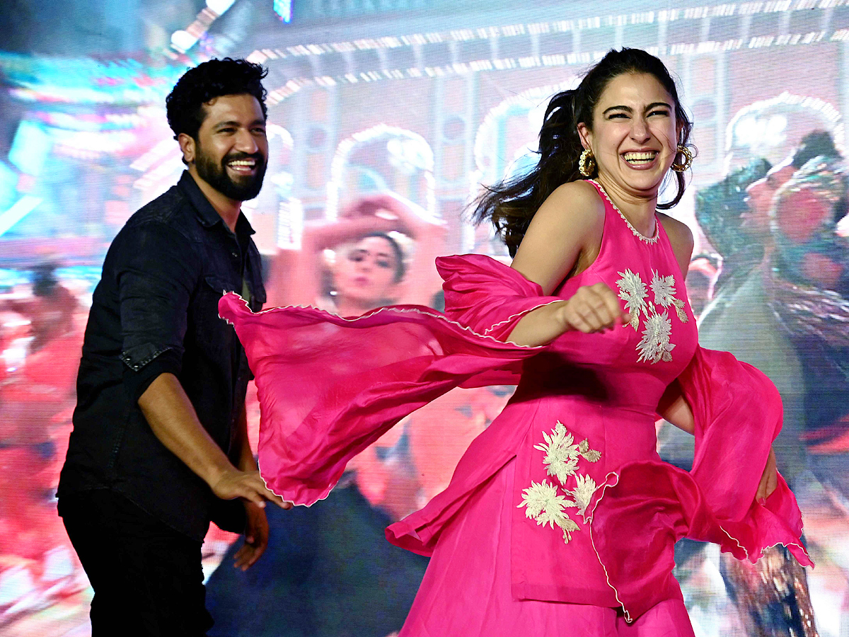 Sara Ali Khan And Vicky Kaushal Promote Their Upcoming Film Zara Hatke Zara Bachke Photos - Sakshi3