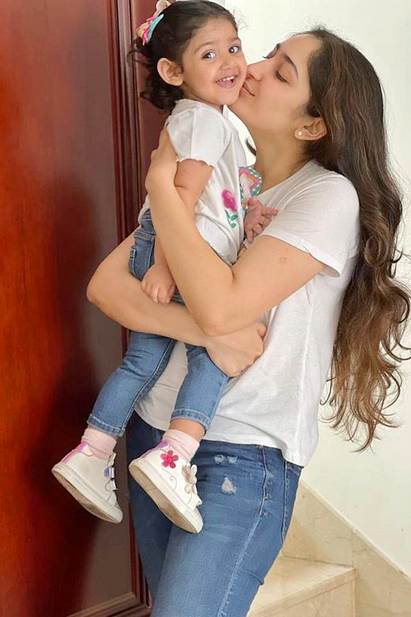 Actors Arya sayesha with her daughter cute Moments Photos - Sakshi10