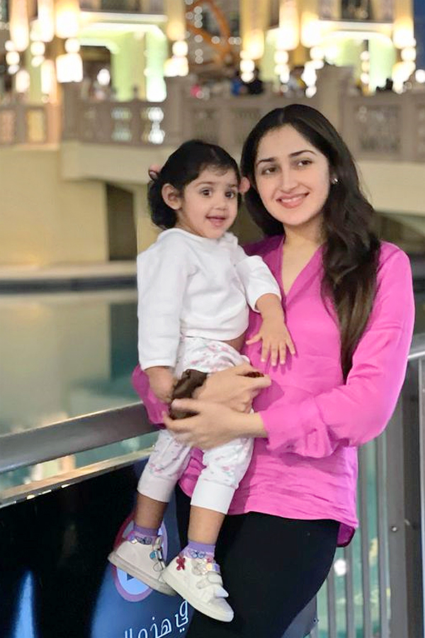 Actors Arya sayesha with her daughter cute Moments Photos - Sakshi11