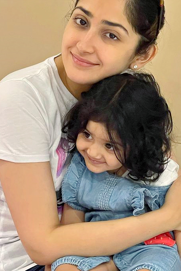 Actors Arya sayesha with her daughter cute Moments Photos - Sakshi6