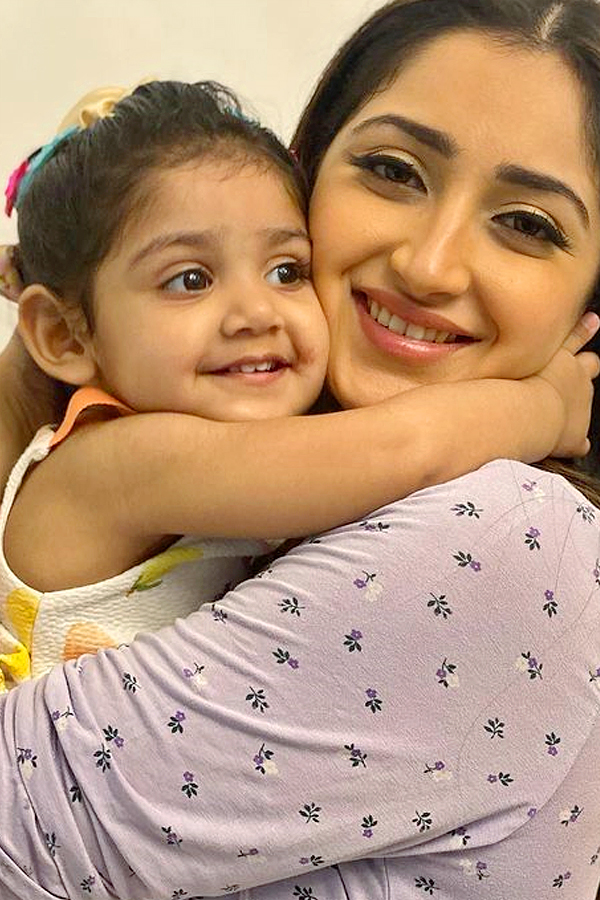 Actors Arya sayesha with her daughter cute Moments Photos - Sakshi7