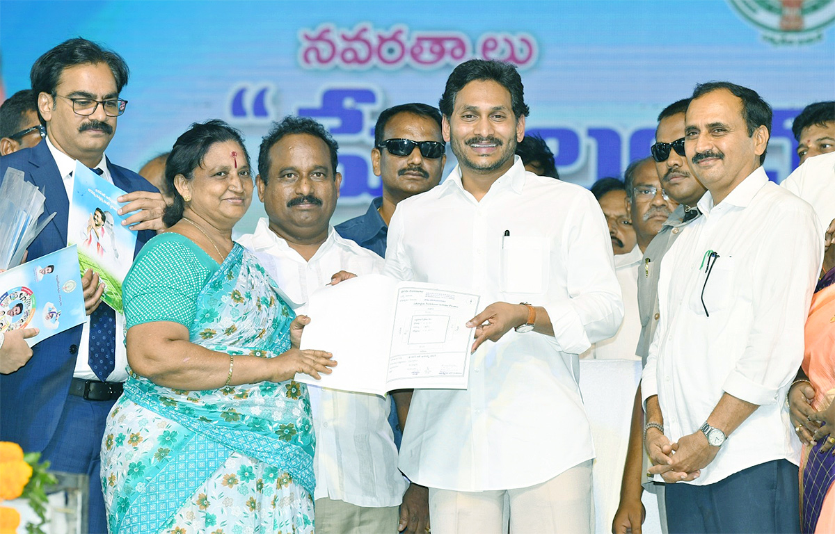 CM YS Jagan Distribute House Site Pattas Program In Amaravati Photos - Sakshi1