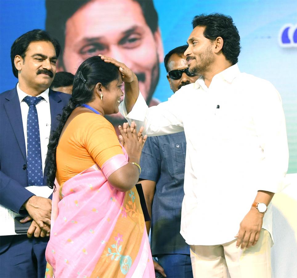 CM YS Jagan Distribute House Site Pattas Program In Amaravati Photos - Sakshi20