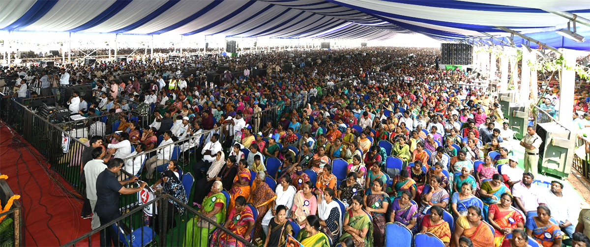 CM YS Jagan Distribute House Site Pattas Program In Amaravati Photos - Sakshi7