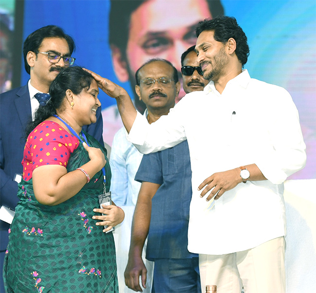 CM YS Jagan Distribute House Site Pattas Program In Amaravati Photos - Sakshi41