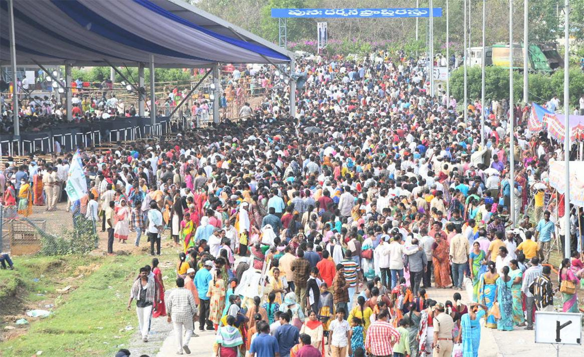 Huge Crowd At CM Jagan Amaravati Land Distribution Meeting Photos - Sakshi9