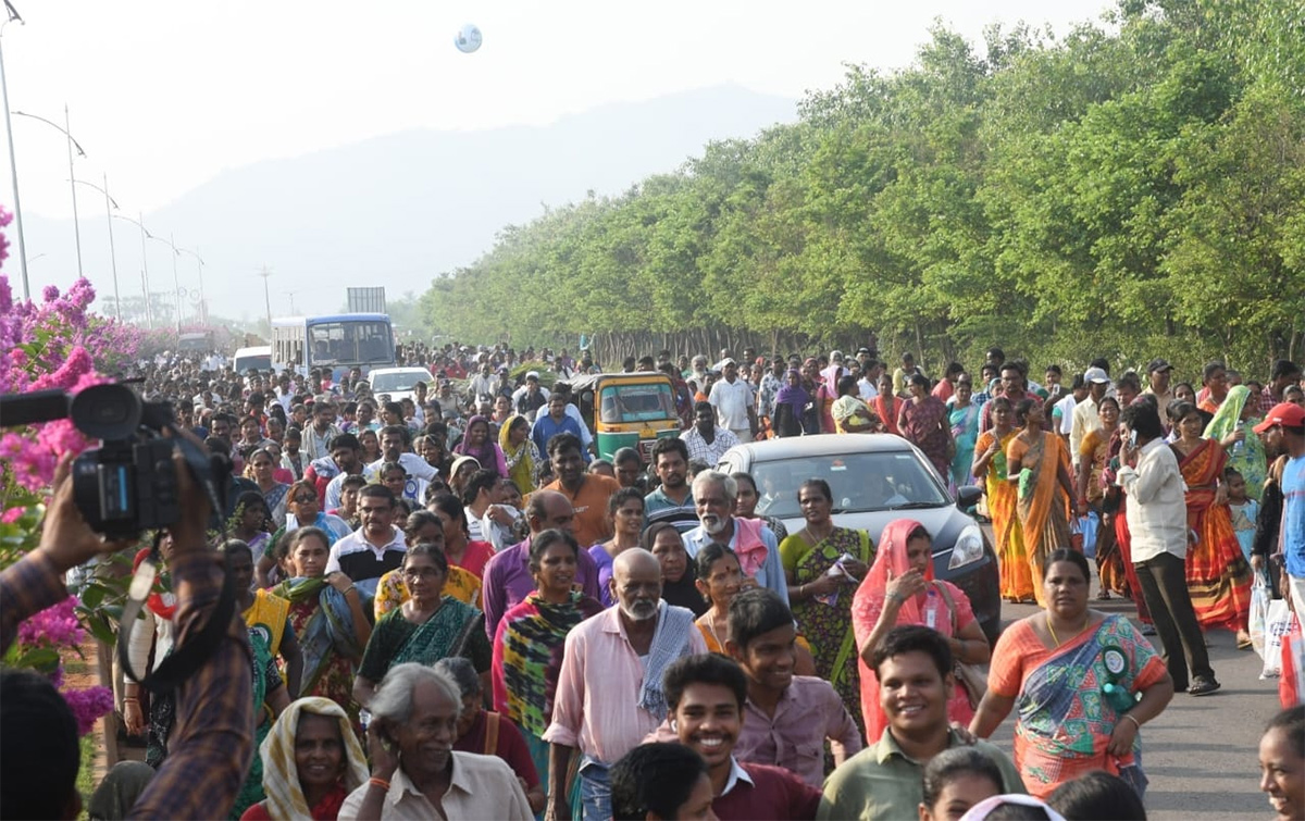 Huge Crowd At CM Jagan Amaravati Land Distribution Meeting Photos - Sakshi12