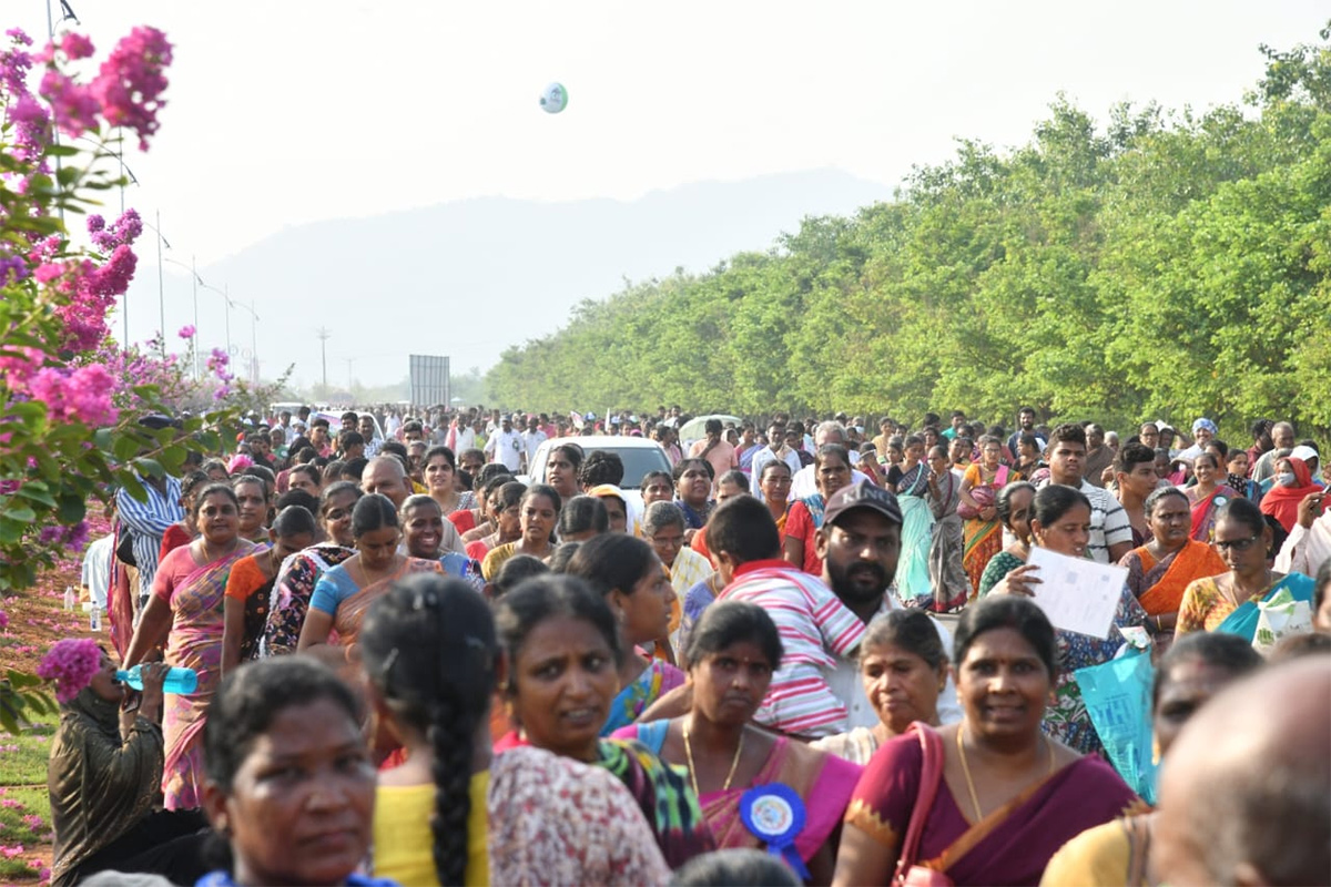 Huge Crowd At CM Jagan Amaravati Land Distribution Meeting Photos - Sakshi14