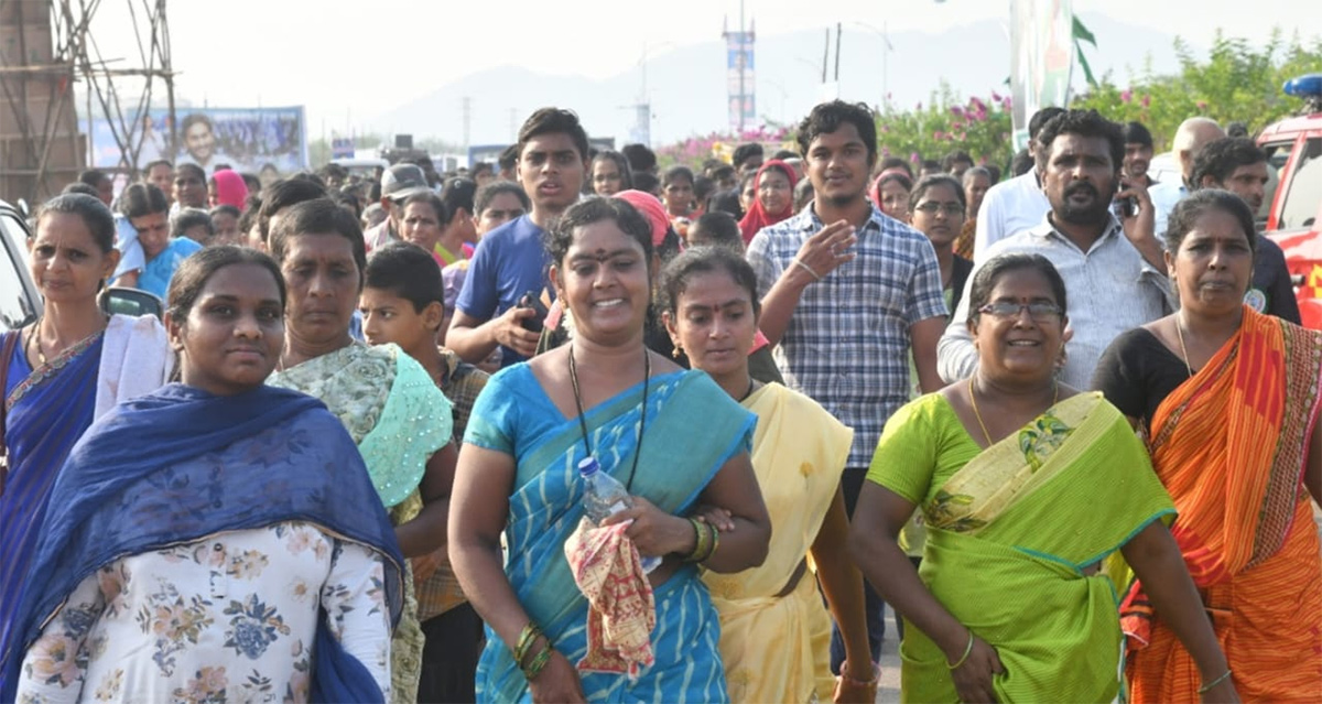 Huge Crowd At CM Jagan Amaravati Land Distribution Meeting Photos - Sakshi15