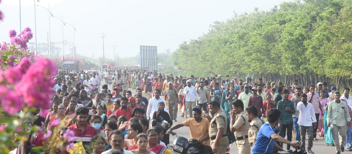 Huge Crowd At CM Jagan Amaravati Land Distribution Meeting Photos - Sakshi17