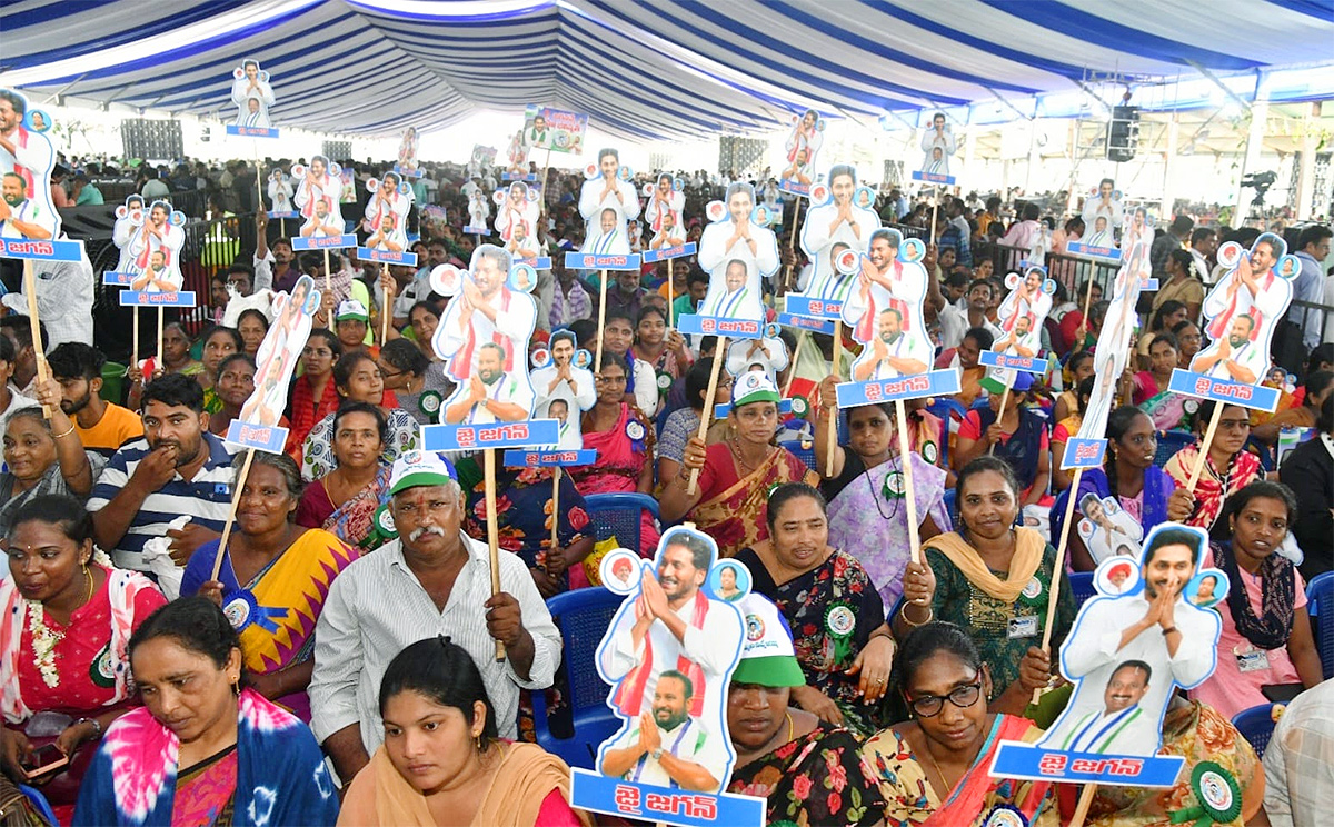 Huge Crowd At CM Jagan Amaravati Land Distribution Meeting Photos - Sakshi2