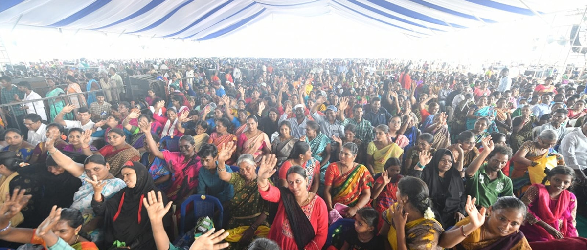 Huge Crowd At CM Jagan Amaravati Land Distribution Meeting Photos - Sakshi19