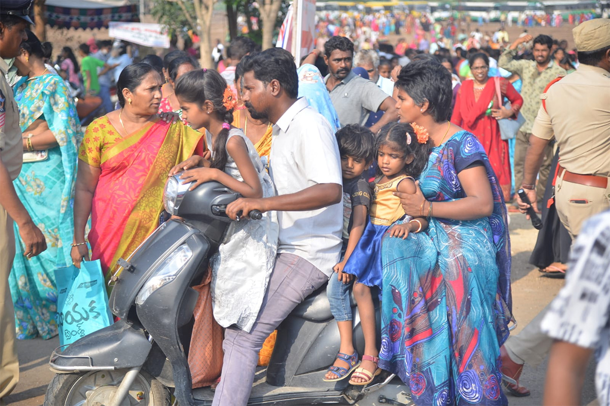 Huge Crowd At CM Jagan Amaravati Land Distribution Meeting Photos - Sakshi24