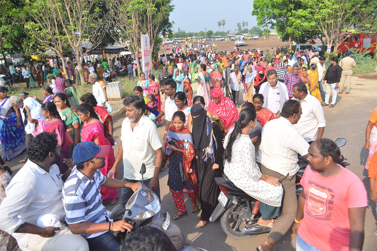 Huge Crowd At CM Jagan Amaravati Land Distribution Meeting Photos - Sakshi25