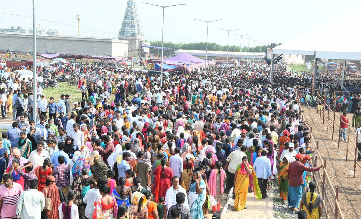 Huge Crowd At CM Jagan Amaravati Land Distribution Meeting Photos - Sakshi26