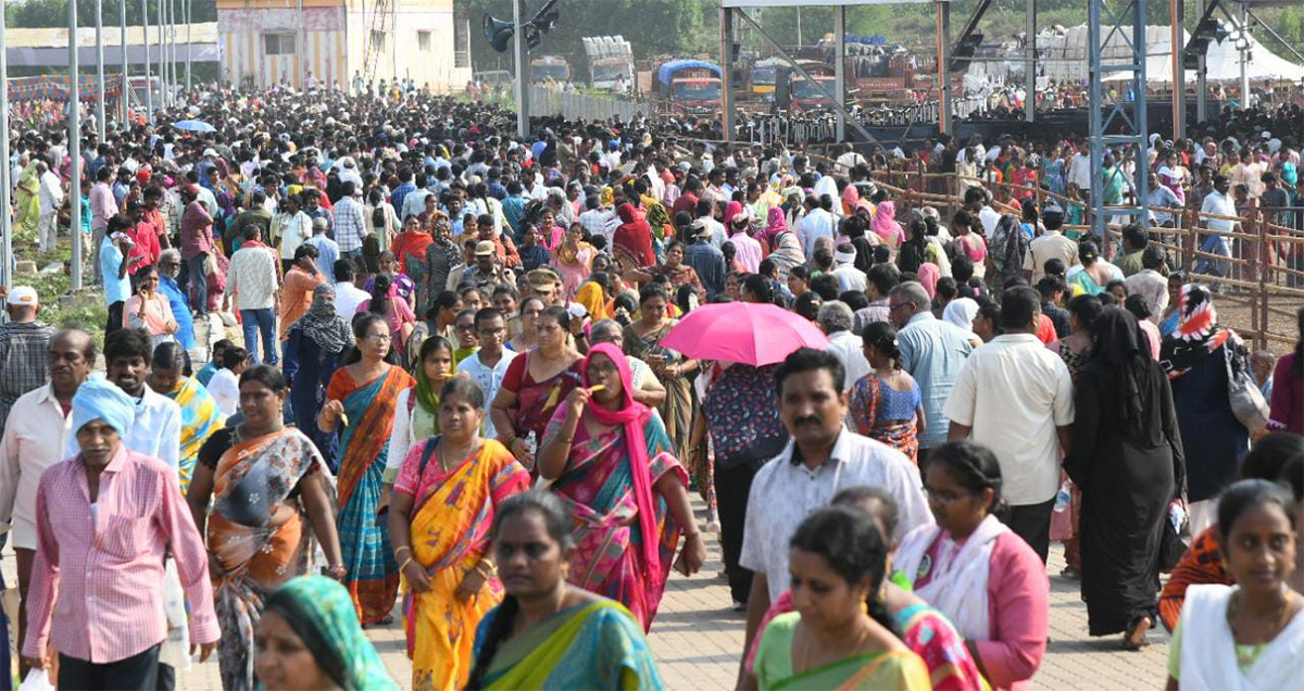 Huge Crowd At CM Jagan Amaravati Land Distribution Meeting Photos - Sakshi28