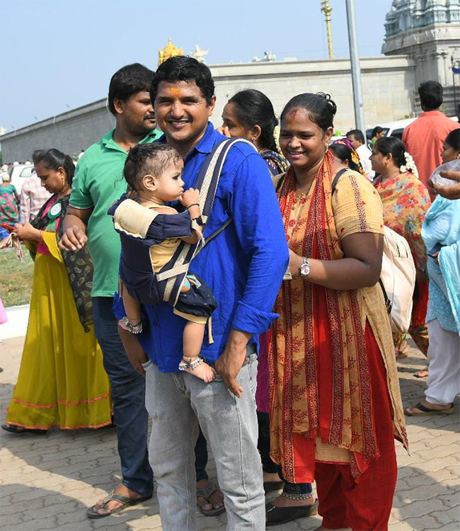 Huge Crowd At CM Jagan Amaravati Land Distribution Meeting Photos - Sakshi35