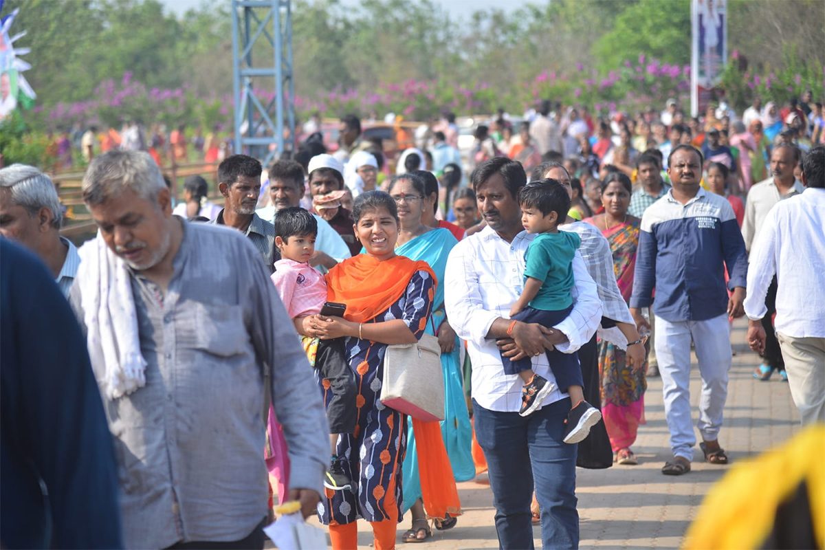 Huge Crowd At CM Jagan Amaravati Land Distribution Meeting Photos - Sakshi37