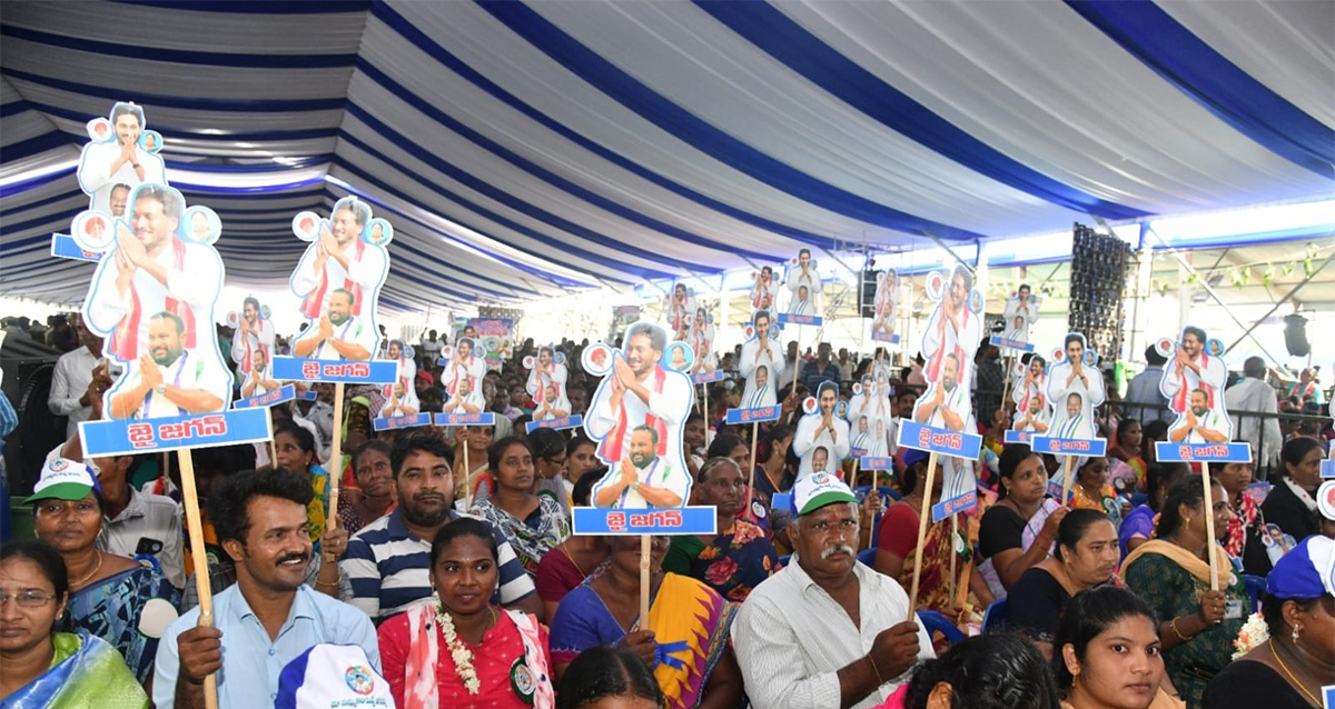 Huge Crowd At CM Jagan Amaravati Land Distribution Meeting Photos - Sakshi4