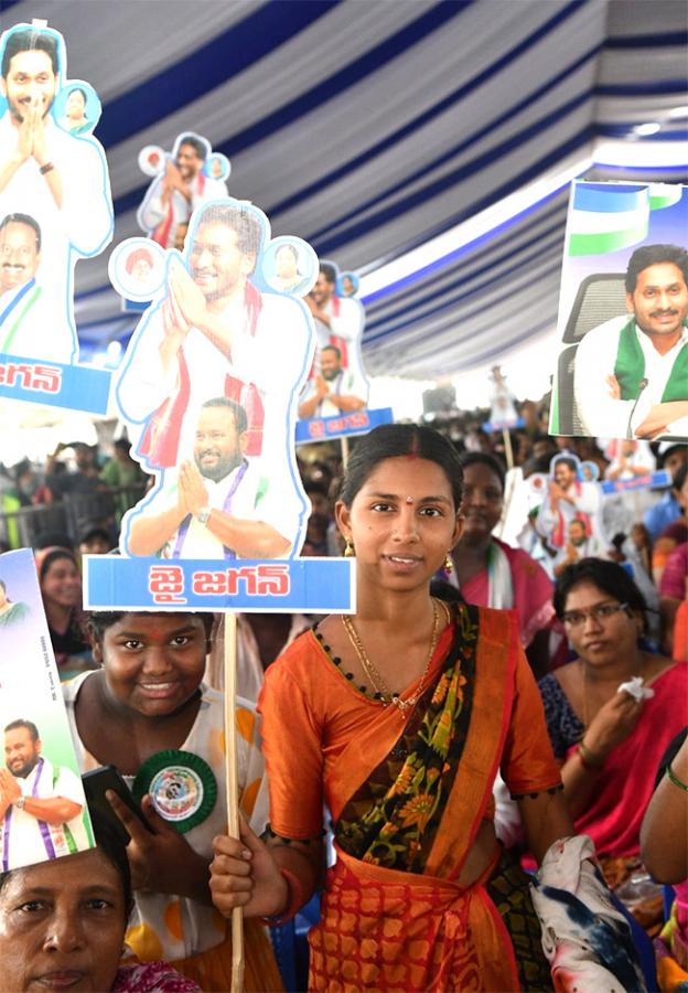 Huge Crowd At CM Jagan Amaravati Land Distribution Meeting Photos - Sakshi5