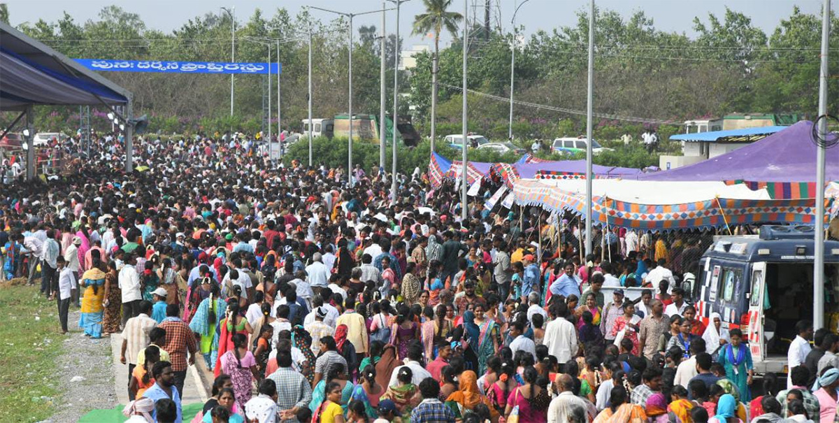 Huge Crowd At CM Jagan Amaravati Land Distribution Meeting Photos - Sakshi7