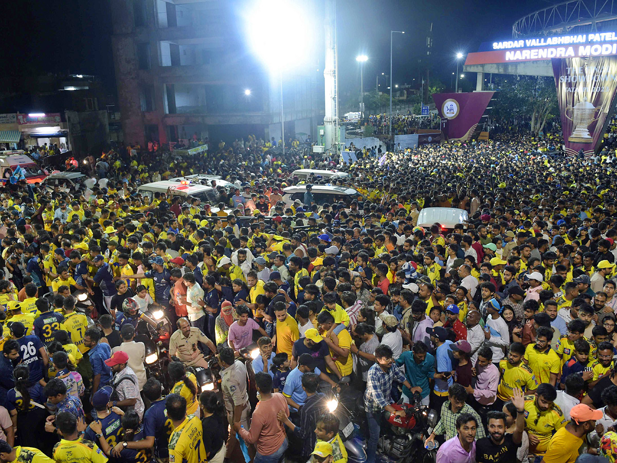 IPL Final Match Fans Disappointed Due to Heavy Rain Photos - Sakshi3