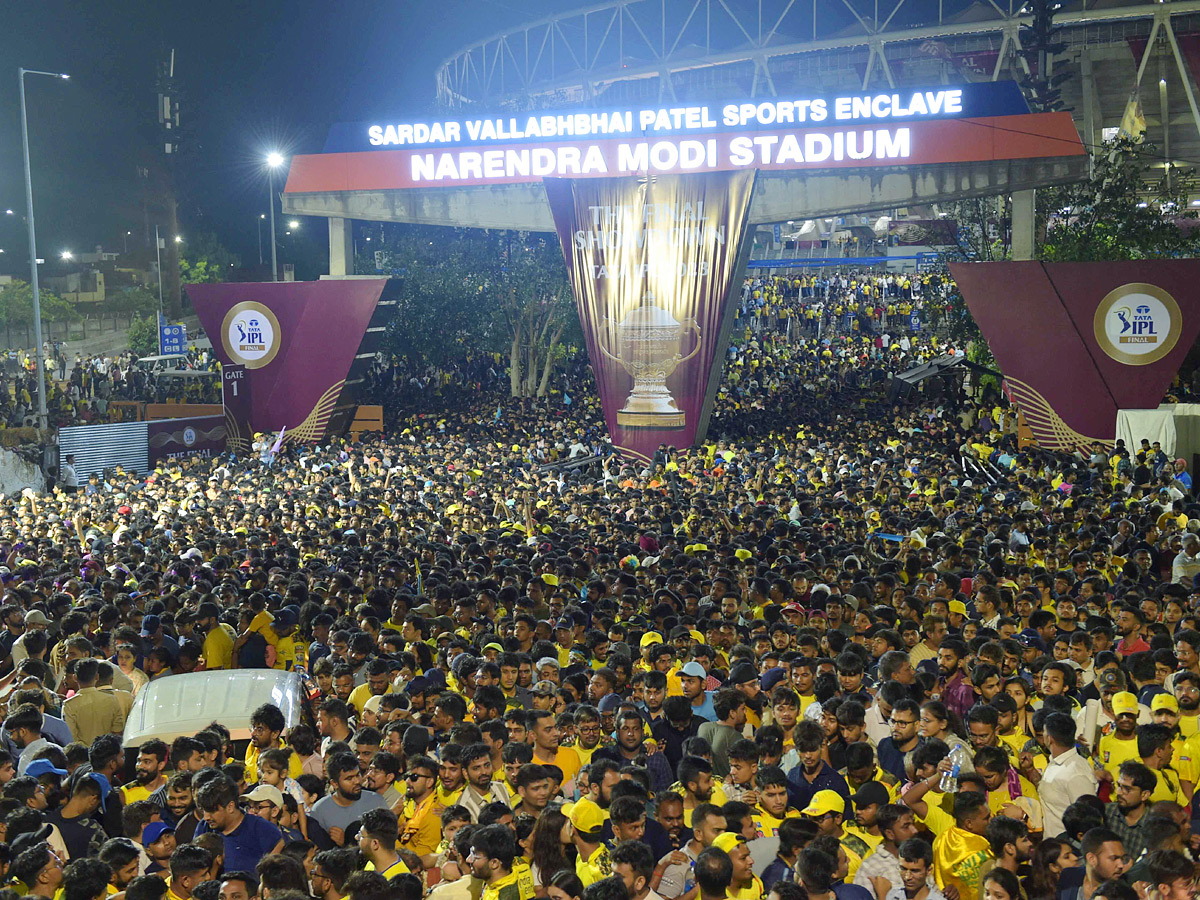 IPL Final Match Fans Disappointed Due to Heavy Rain Photos - Sakshi4