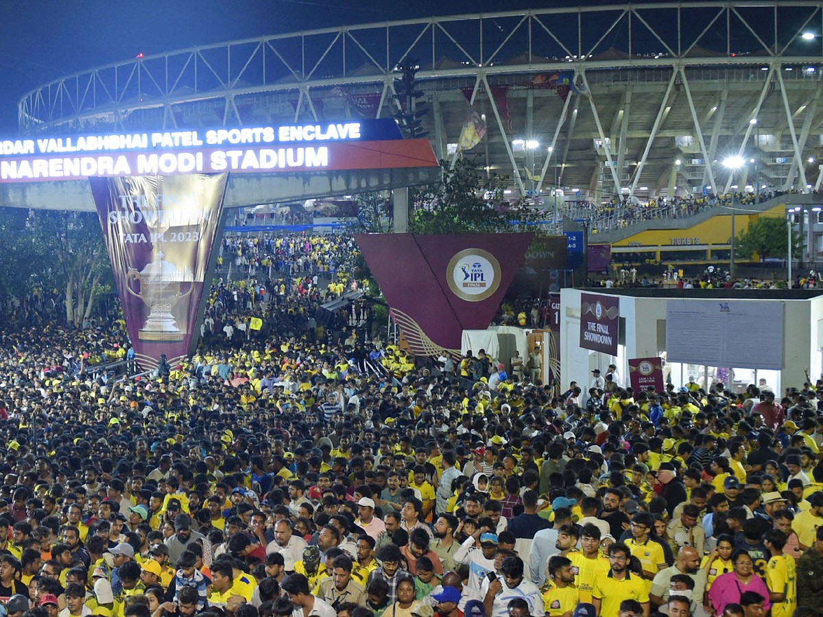 IPL Final Match Fans Disappointed Due to Heavy Rain Photos - Sakshi5