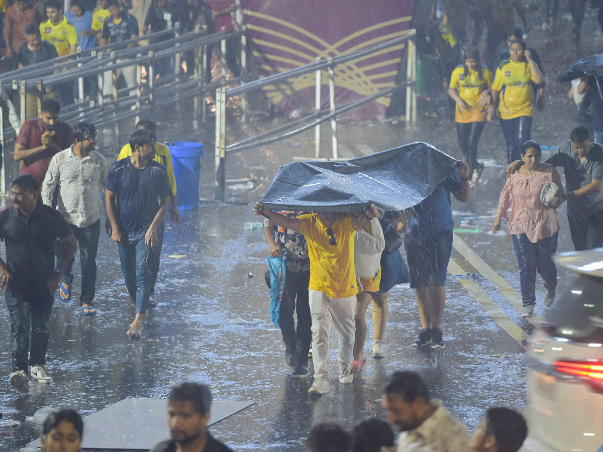 IPL Final Match Fans Disappointed Due to Heavy Rain Photos - Sakshi10