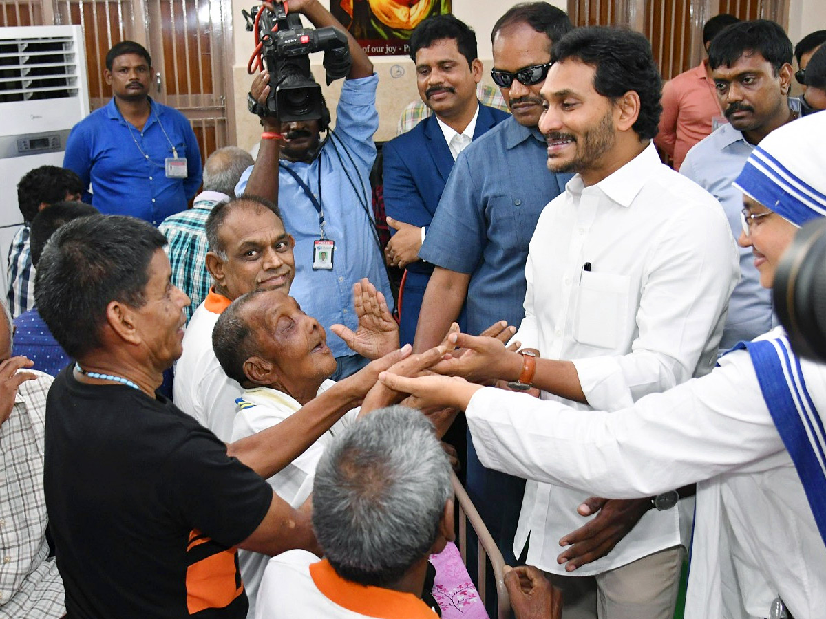 CM YS Jagan YS Bharati At vijayawada Nirmal Hriday Bhavan Photos - Sakshi28