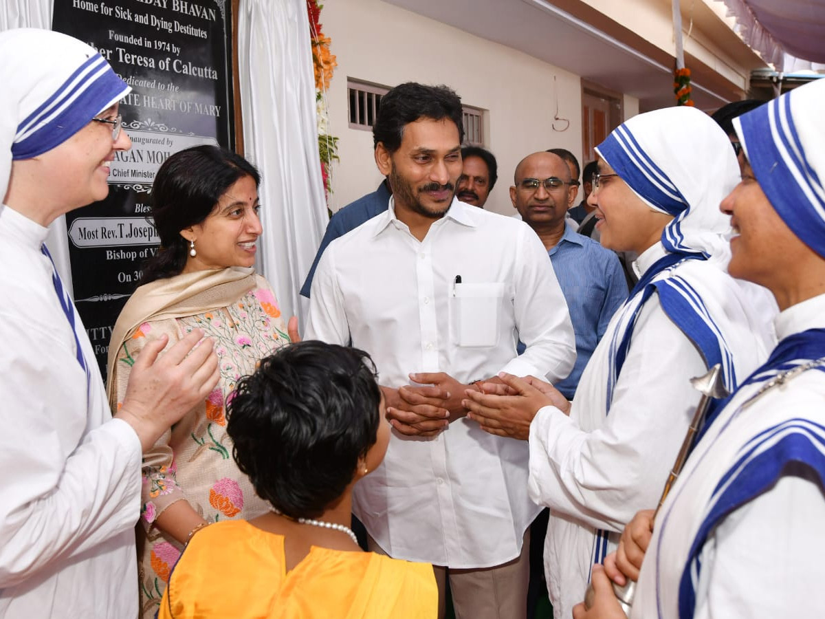 CM YS Jagan YS Bharati At vijayawada Nirmal Hriday Bhavan Photos - Sakshi32