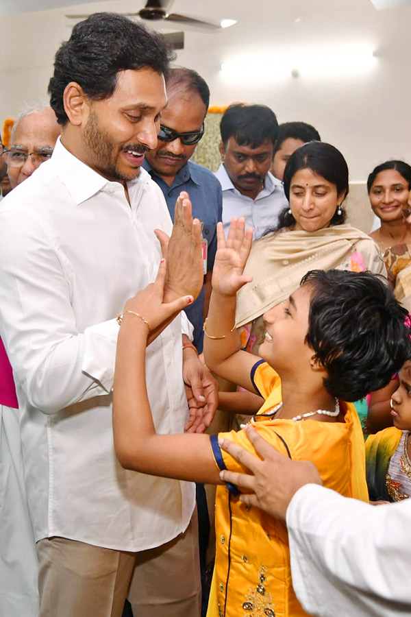 CM YS Jagan YS Bharati At vijayawada Nirmal Hriday Bhavan Photos - Sakshi2