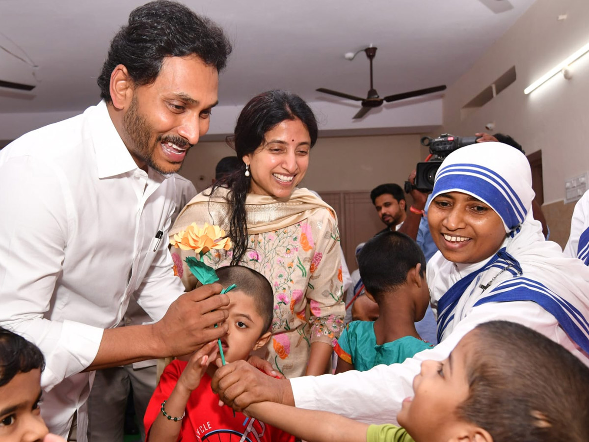 CM YS Jagan YS Bharati At vijayawada Nirmal Hriday Bhavan Photos - Sakshi14