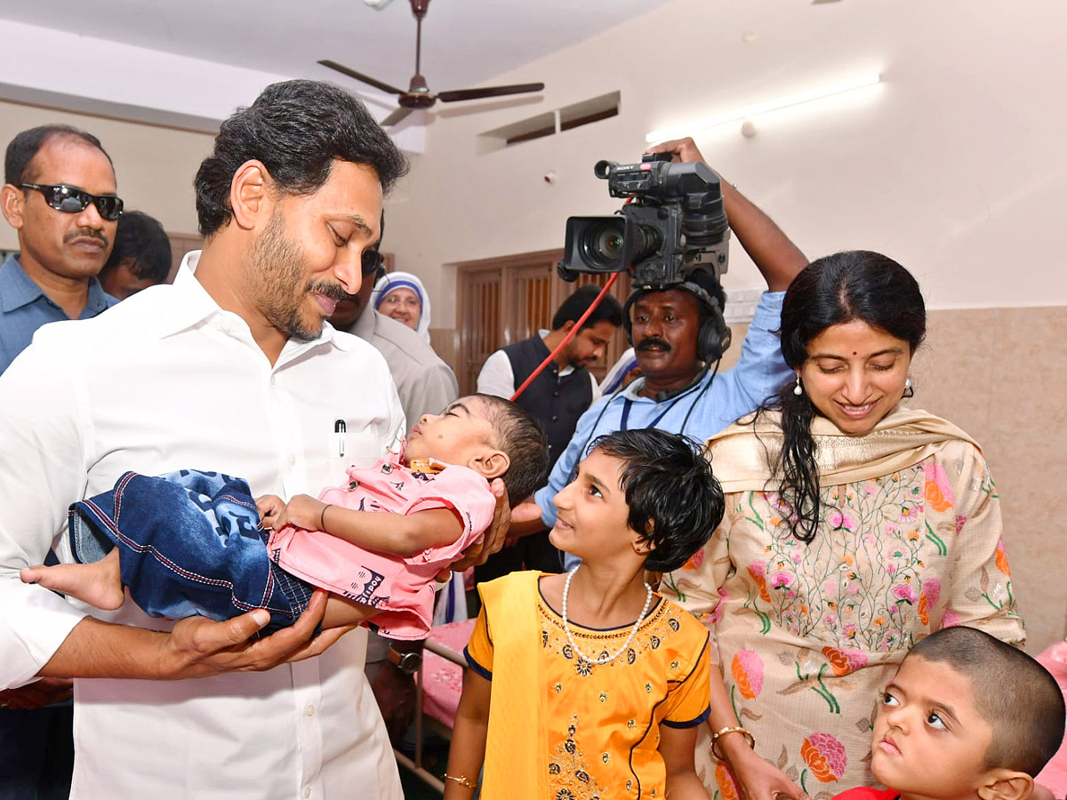 CM YS Jagan YS Bharati At vijayawada Nirmal Hriday Bhavan Photos - Sakshi17