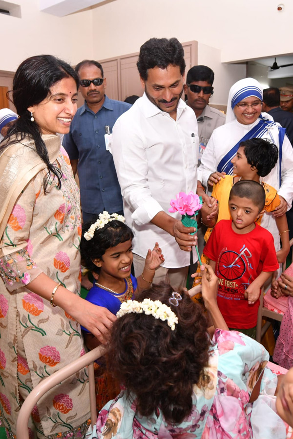 CM YS Jagan YS Bharati At vijayawada Nirmal Hriday Bhavan Photos - Sakshi22