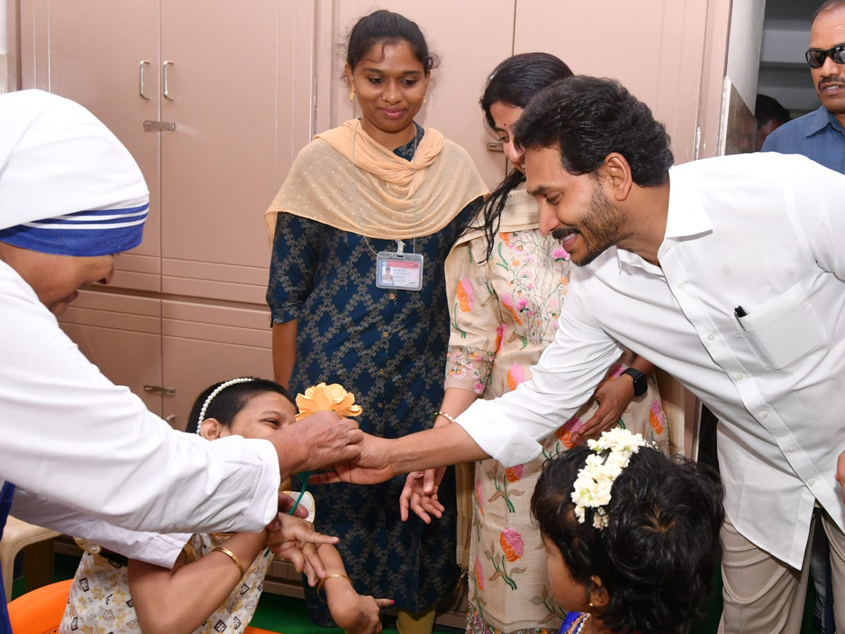 CM YS Jagan YS Bharati At vijayawada Nirmal Hriday Bhavan Photos - Sakshi25