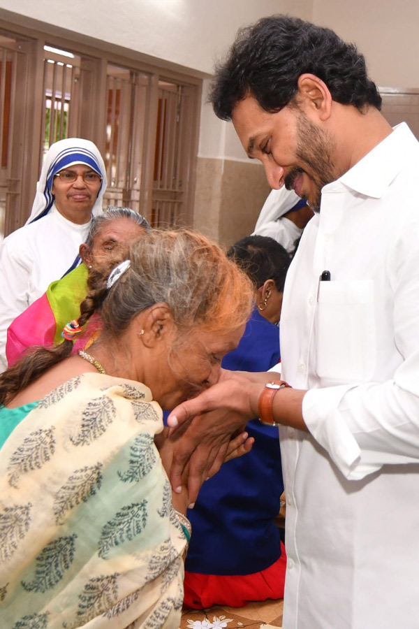 CM YS Jagan YS Bharati At vijayawada Nirmal Hriday Bhavan Photos - Sakshi5