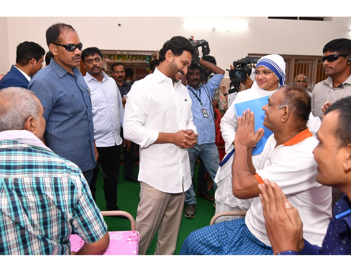 CM YS Jagan YS Bharati At vijayawada Nirmal Hriday Bhavan Photos - Sakshi7