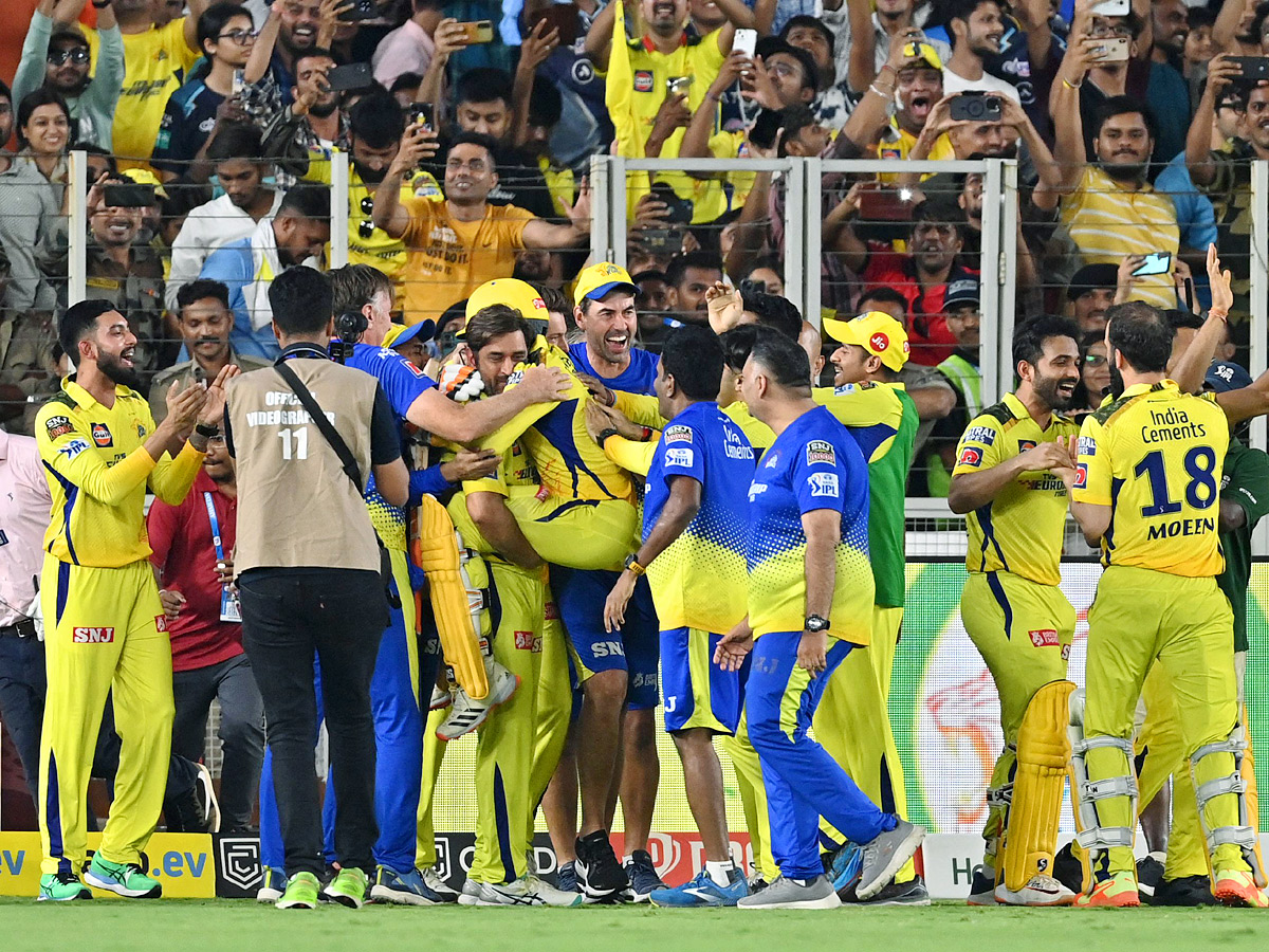 Chennai SUper Kings win 5th title in thriller Photos - Sakshi14